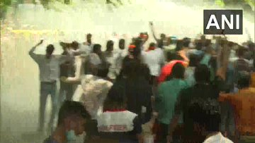 ndtv's tweet photo. Delhi Police uses water cannon against Bharatiya Janata Party workers protesting against Delhi government over #WaterCrisis.

(ANI) https://t.co/zHILB9dJjX