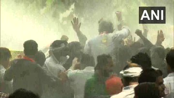 ndtv's tweet photo. Delhi Police uses water cannon against Bharatiya Janata Party workers protesting against Delhi government over #WaterCrisis.

(ANI) https://t.co/zHILB9dJjX