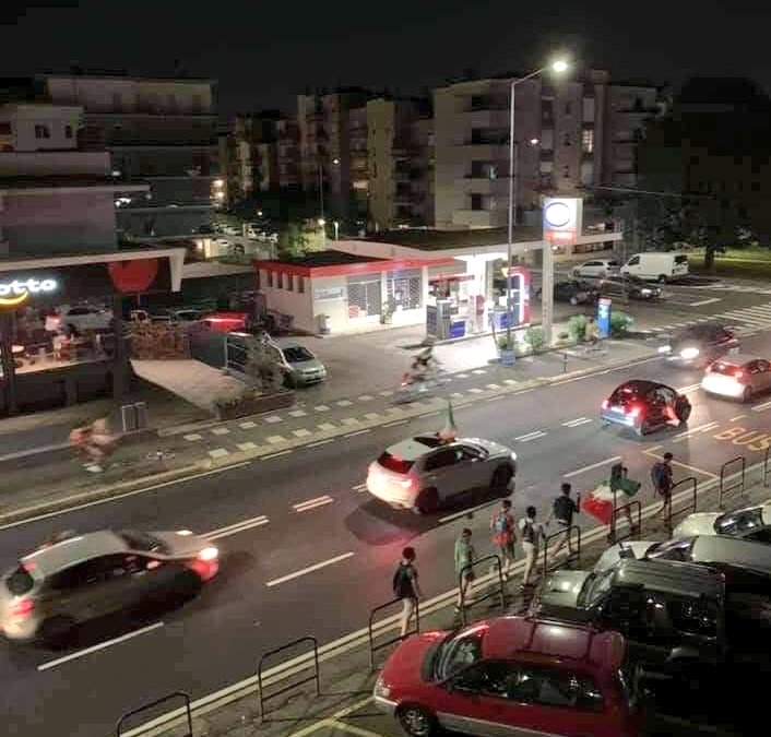 Bergamo, via Borgo Palazzo. Magari non vi dirà nulla, ma è la strada dove poco piu di un anno fa sfilavano i camion militari carichi di bare. Ieri sera, invece, solo caroselli che festeggiavano la vittoria. E il riscatto. È bello, è bellissimo.
(photo credit: Ivan Trombini)