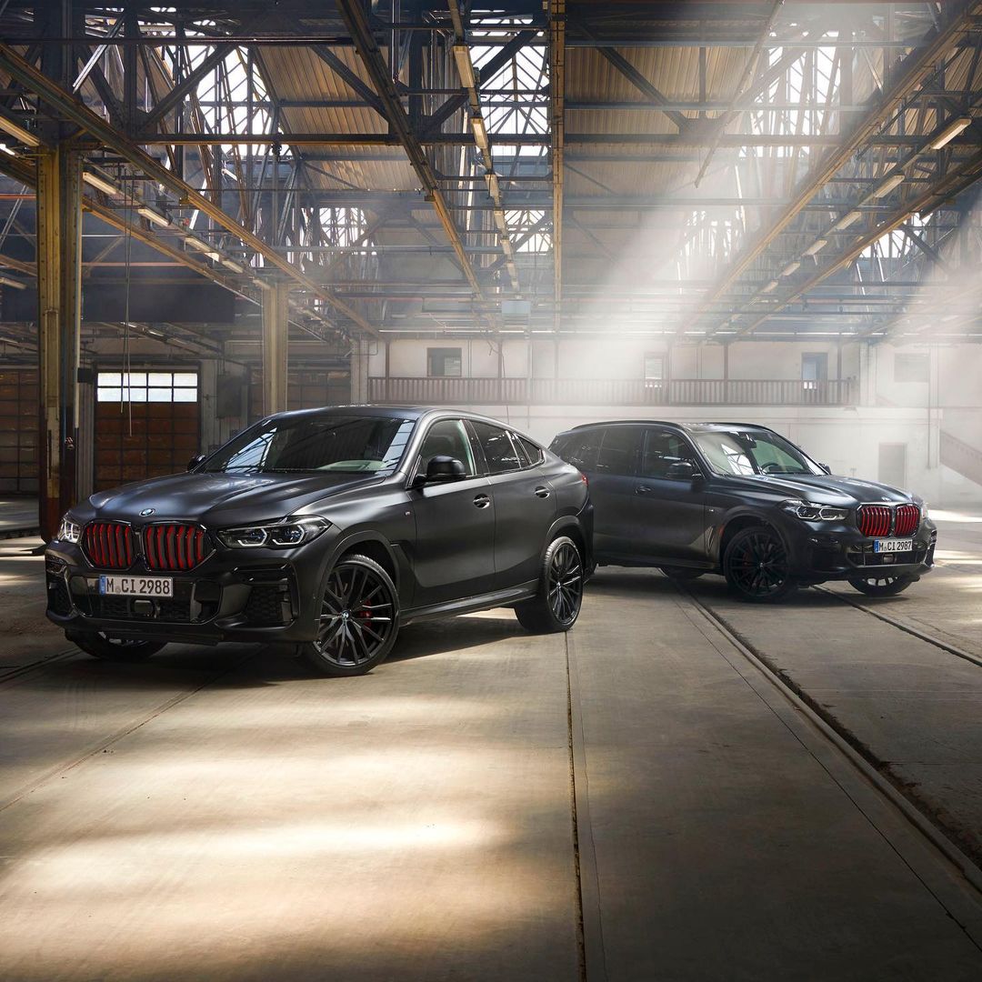 cars_pixels's tweet image. BMW X5 M50d and X6 M50i Black Vermilion Edition.

&amp;gt; Iconic grille with red slats
&amp;gt; Red brake calipers
&amp;gt; Orbit Grey 22" 742M wheels
&amp;gt; BMW Individual Frosty Black metallic
&amp;gt; Red seat piping
&amp;gt; BMW Individual decorative Black Royal Lacquer
&amp;gt; Bowers &amp;amp; Wilkins Diamond Surround Sound