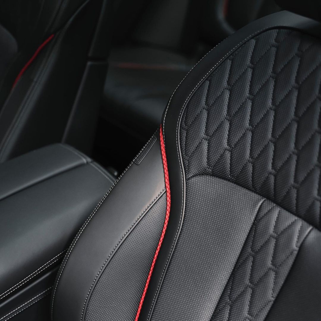 cars_pixels's tweet image. BMW X5 M50d and X6 M50i Black Vermilion Edition.

&amp;gt; Iconic grille with red slats
&amp;gt; Red brake calipers
&amp;gt; Orbit Grey 22" 742M wheels
&amp;gt; BMW Individual Frosty Black metallic
&amp;gt; Red seat piping
&amp;gt; BMW Individual decorative Black Royal Lacquer
&amp;gt; Bowers &amp;amp; Wilkins Diamond Surround Sound