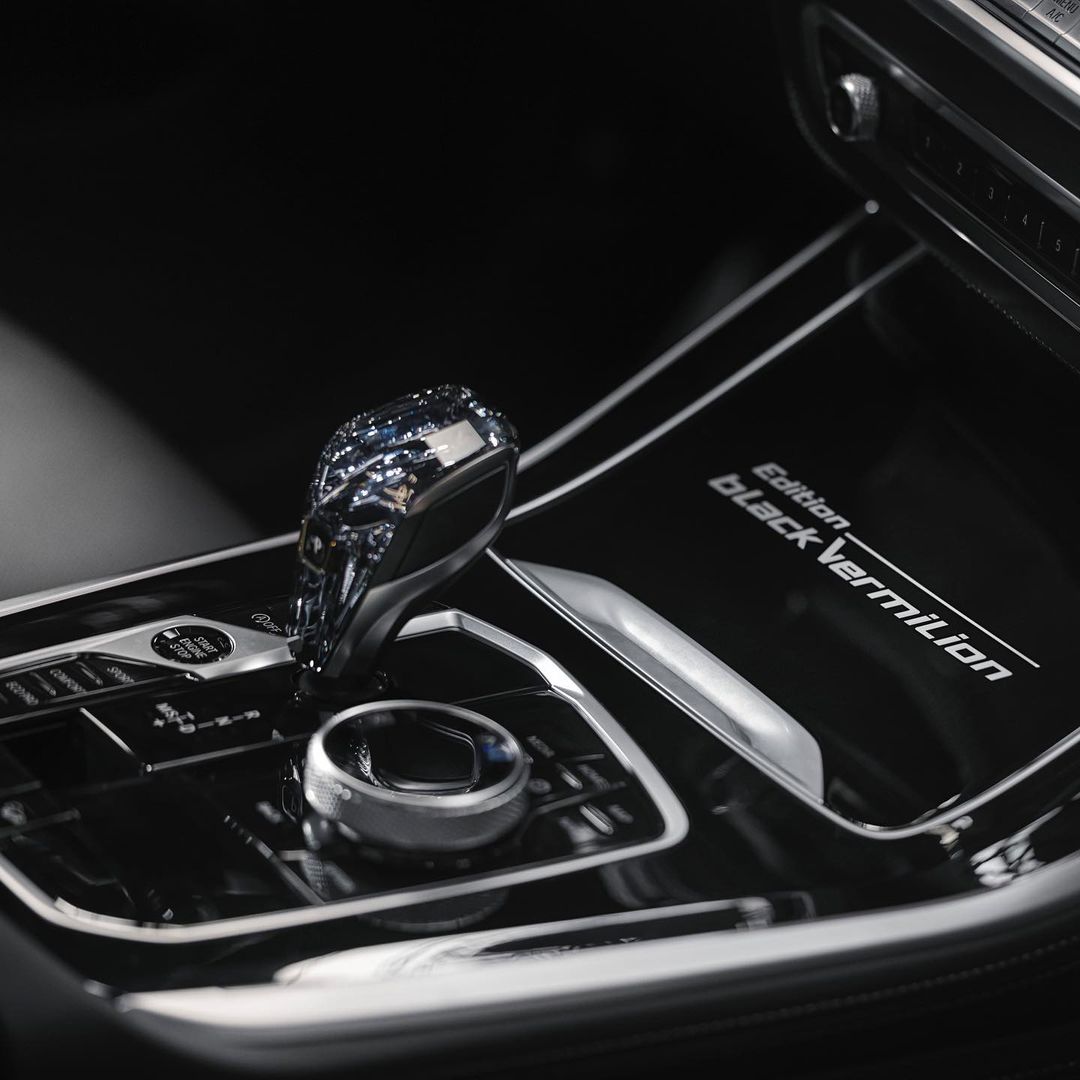 cars_pixels's tweet image. BMW X5 M50d and X6 M50i Black Vermilion Edition.

&amp;gt; Iconic grille with red slats
&amp;gt; Red brake calipers
&amp;gt; Orbit Grey 22" 742M wheels
&amp;gt; BMW Individual Frosty Black metallic
&amp;gt; Red seat piping
&amp;gt; BMW Individual decorative Black Royal Lacquer
&amp;gt; Bowers &amp;amp; Wilkins Diamond Surround Sound