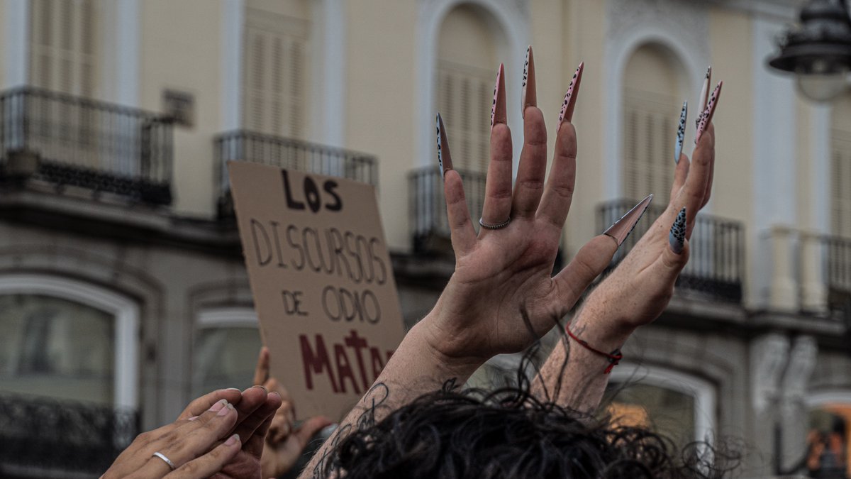 RederasProd's tweet photo. Concentración el 11 de julio en la Puerta del Sol, Madrid

Les activistes LGBTIQ contra la LGTBIfobia exigieron justicia para Samuel, asesinado en A Coruña al grito de maricón por un grupo de hombres

#JusticiaParaSamuel  
#XustizaParaSamuel 
#YoTambiénSoyUnMaricónDeMierda https://t.co/nftbygE65t