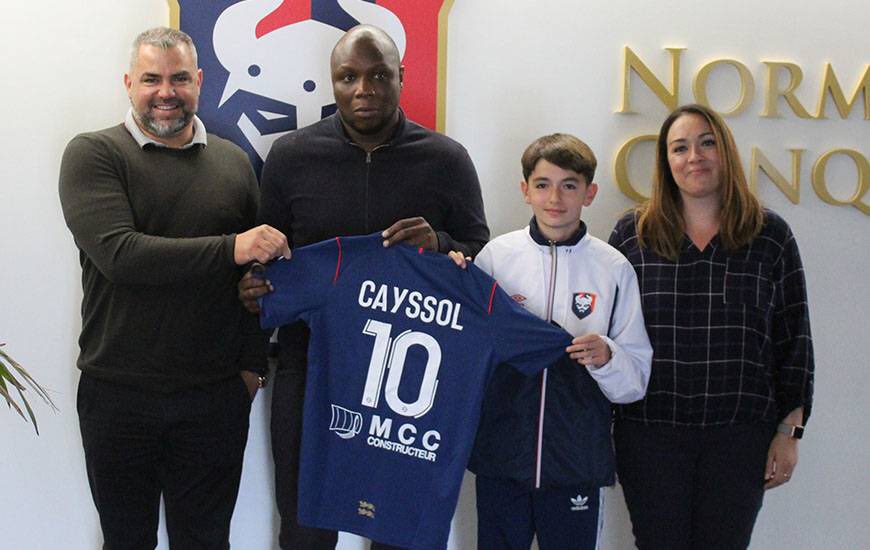 Senart_Moissy's tweet photo. 🚨🚨 Félicitations à Johann CAYSSOL #Generation2008 qui s’engage auprès du @SMCaen pour y poursuivre sa formation 🥳👏
#MoissyFamily 👊🔵 #Passion #Football #Plaisir #Signature #SMCaen #CentreDeFormation https://t.co/WVsbhqpRMk