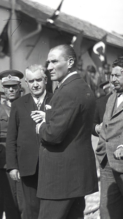 Sözde koca dünya lideri, Türkiye Cumhuriyeti'nin kurucusu Sayın Mustafa Kemal Atatürk'ü unutturup; tarihten silecekler. Bunu baştaki o zat başaramadı, değil siz; yedi sülaleniz gelse o'nu silmeye gücünüz yetmez.
Adı tarihe ve kalbimize altın harflerle yazıldı!
#KemalizmSereftir