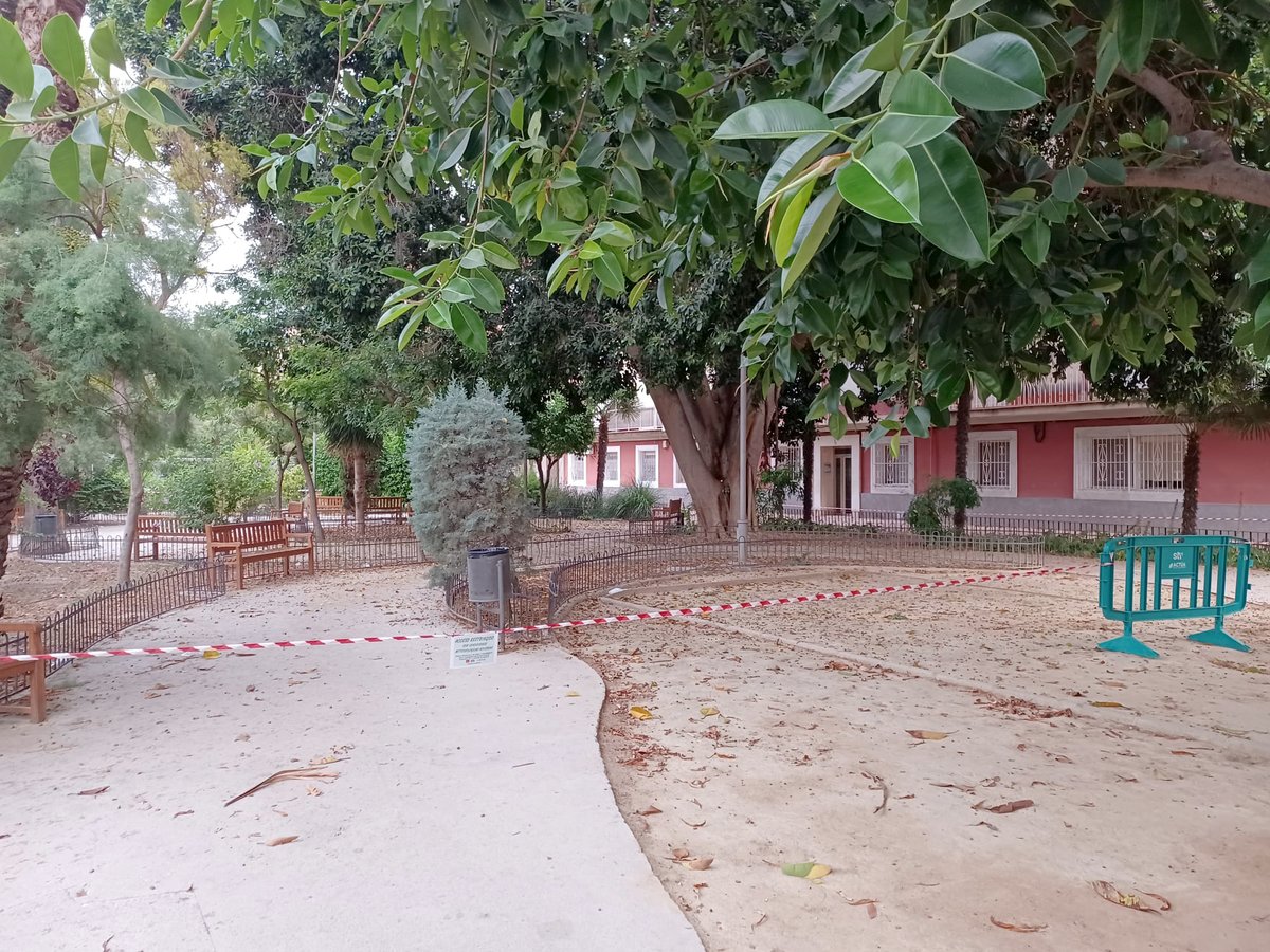 parquesdemurcia's tweet photo. El Jardín Chino 🌳🌳e Intendente Jorge Palacios son otras dos zonas 🔴🔴que se han balizado por seguridad. Se trata de acciones preventivas 👨🌾👩🌾 en coordinación permanente con @AytoMurcia y @nhoa81. Seguimos cuidando 👀Murcia y pedanías.
#stvgestion #actuasm https://t.co/Qgxzm093sV