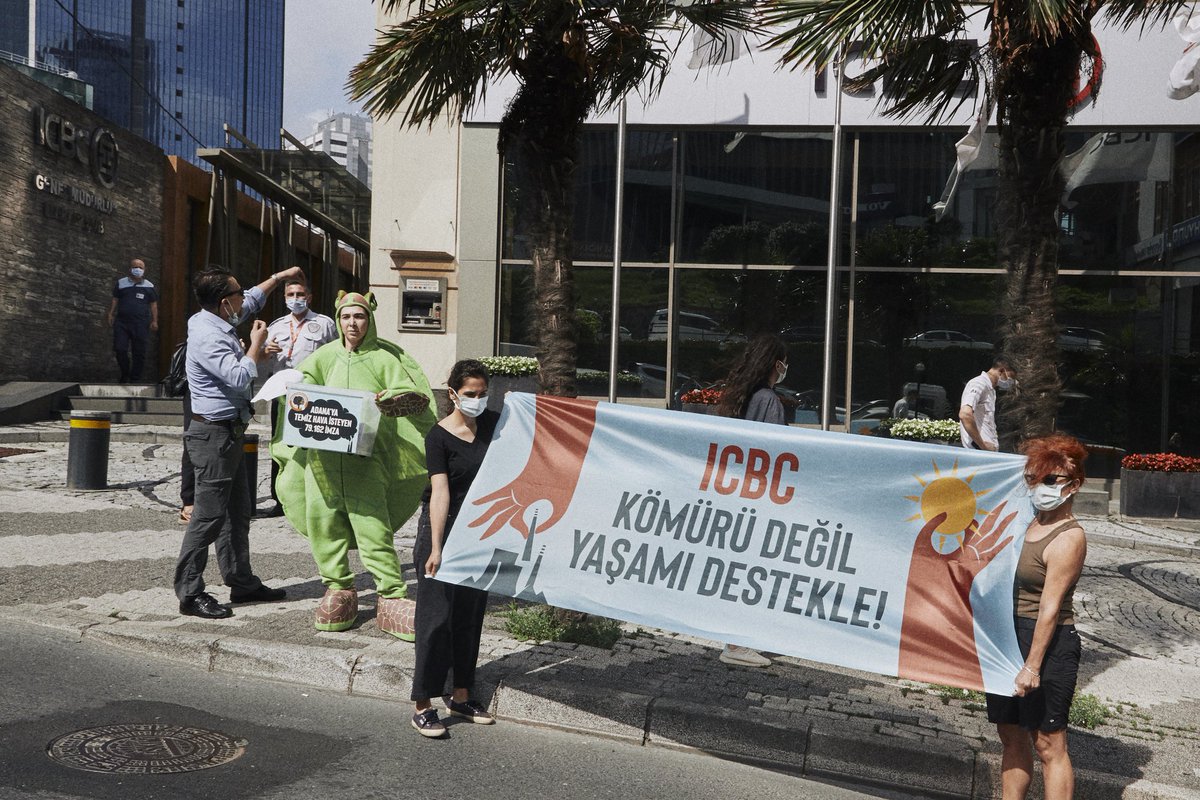 Deniz kaplumbağası #AdanayaTemizHava için imza tesliminde! 🐢

Hunutlu kömürlü termik santrali projesi sebebiyle tehlike altında olan deniz kaplumbağası,

7️⃣9️⃣1️⃣6️⃣2️⃣ imzayı projeyi finanse eden ICBC'ye teslim etti

ICBC, kömürü değil yaşamı destekle!

change.org/adanayatemizha…