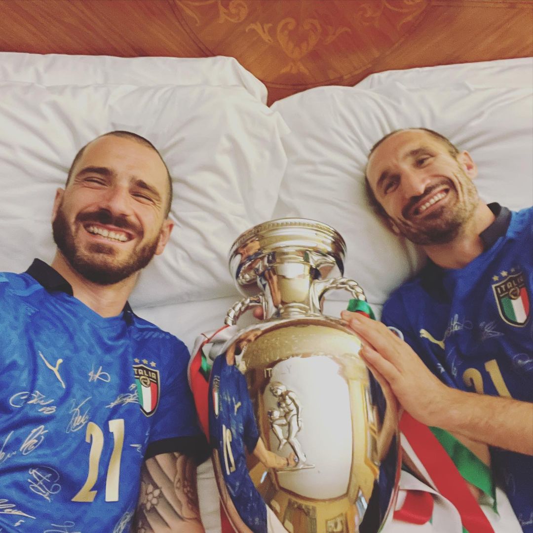 CanalplusFoot's tweet photo. La coupe est en sécurité 😂🏆🇮🇹

📸 : @bonucci_leo19 https://t.co/9jBvYBjwTj