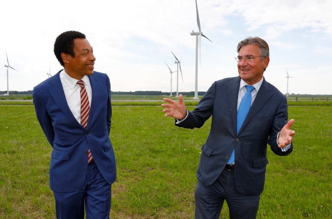 Werkbezoek van <a href="/MaximeVerhagen/">Maxime Verhagen</a> <a href="/BouwendNL/">Koninklijke Bouwend Nederland</a> over gezamenlijke ambitie nieuwe kabinet op te roepen geld beschikbaar te stellen voor extra woningen en infrastructuur. IJmeerverbinding is cruciaal voor bouw van 100.000 woningen in Almere en Flevoland.