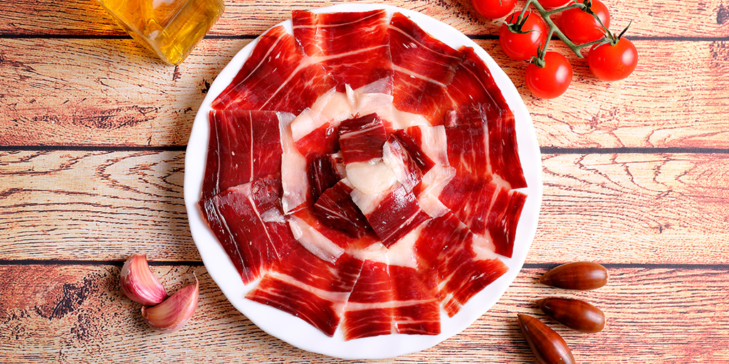 Spain_in_CH's tweet photo. Iberischer Schinken... schon probiert? 😋
Eine gesunde Delikatesse für jeden Anlass. Servieren Sie Ihren Teller mit iberischem Schinken zu einem guten Wein! 🍷

https://t.co/aZ9898TU4b 👈

#YouDeserveSpain #VisitSpain #SpainGastro #Gastronomie #Tapas #IberiamHam #jamoniberico https://t.co/SfsR8jpuRY