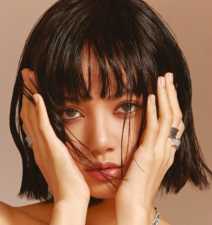 WORLDMUSICAWARD's tweet photo. #YGEntertainment Officially Confirms That #BLACKPINK’s #Lisa Will Make Her Hugely Awaited Solo Debut This Summer, And Will Film The Video For Her New Song This Week!👊👩‍🎤💥🎶☀️📽️🎥🔥👑💛 @BLACKPINK
 https://t.co/K90hoDnUYH https://t.co/7AxSHaaiBN