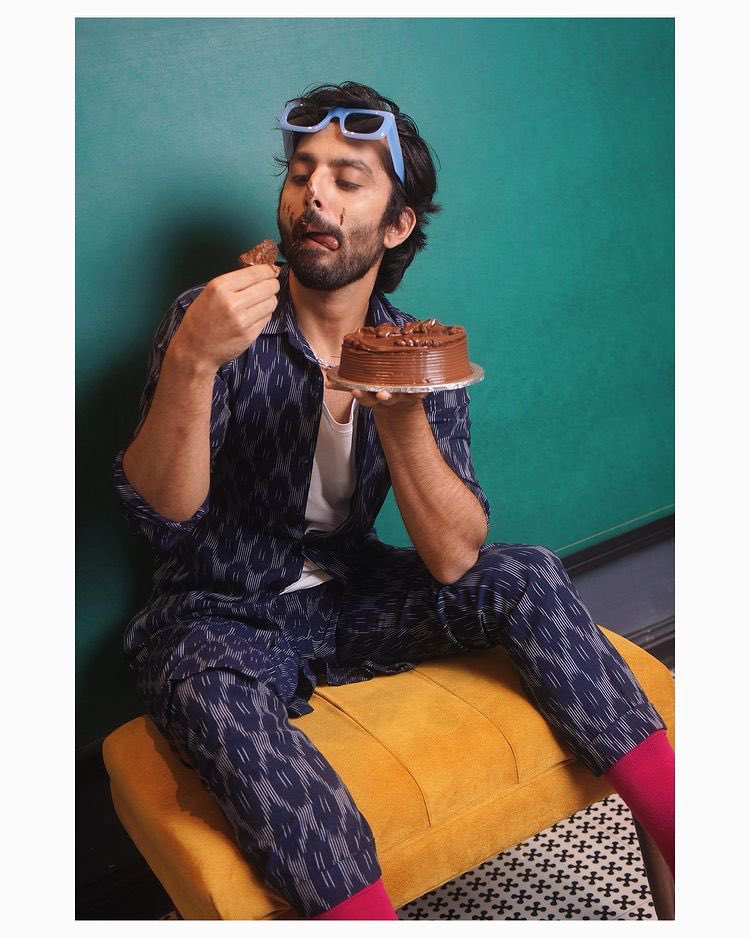 htcity's tweet photo. Who doesn’t love #cake? Specially when you get to eat it on a #Monday! 

Share some, @himanshkohli! https://t.co/TdQMlhUSMH