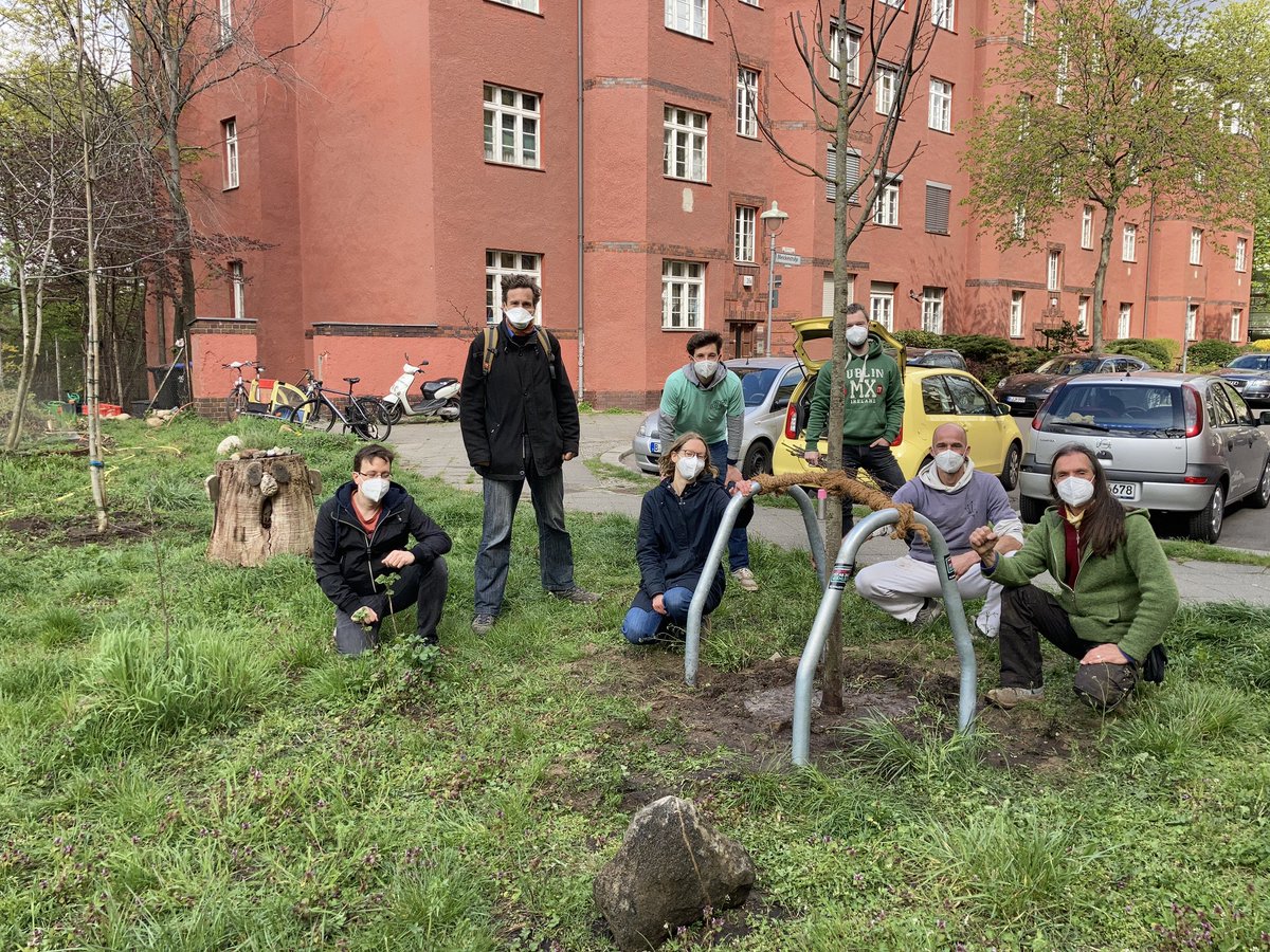 Wir haben im Frühjahr 2021 zehn Stadtbäume gepflanzt. Die Standorte wurden sorgfältig ausgewählt, AnwohnerInnen engagieren sich als BaumpatInnen und kümmern sich ums Wässern - im Herbst gehts weiter 🤠🌱🌳

Foto: Pflanzung in Steglitz mit Baumkobolde-Schöpfer H. Kortmann, 24.4.21