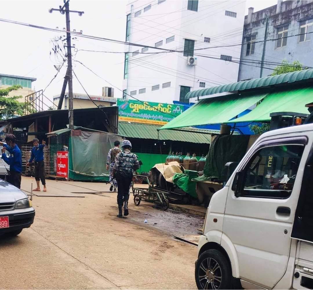SAC investigating oxygen shop in SouthDagon tsp. Shop had to be closed immediately while about 100 ppl were lining up for Oxygen. SAC interfering selling oxygen without providing.  #SACWantsCovidUncontrollable #WhatsHappeningInMyanmar #July12Coup