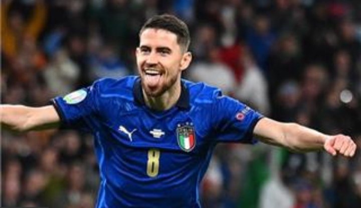 جورجينهو تشلسي حقق الأبطال
جورجينهو إيطاليا  حقق اليورو

لاعب مثل الدبور في الملعب مع الأزرقين