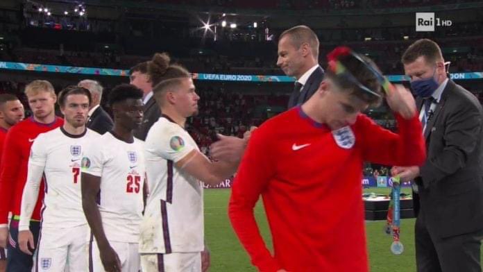 _OnTheFineLine_'s tweet photo. Da una parte abbiamo l’antisportività degli inglesi che si levano la medaglia, quelli che non sanno perdere. Dall’altra invece un grande uomo, LUIS ENRIQUE che ha vinto anche perdendo. 
#EURO2020  #ItsComingRome #ItaliaInghilterra https://t.co/oF7i9ySyEx