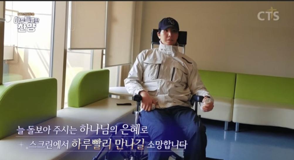 choicelate's tweet photo. Park Min Woo'dan 2018'de yaptığı kazadan beri haber alamıyorduk. Çok büyük bir motor kazasıydı. Geçen sene bir netizen iyileştiğini evlenip mutlu olduğunu iddia etmişti ama yalanmış. Yıllardır yürüyemediği için fizik tedavi görüyormuş ve babası ilgileniyormuş kendisiyle.🤧 https://t.co/wVRan50tyV
