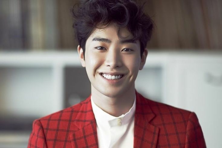 choicelate's tweet photo. Park Min Woo'dan 2018'de yaptığı kazadan beri haber alamıyorduk. Çok büyük bir motor kazasıydı. Geçen sene bir netizen iyileştiğini evlenip mutlu olduğunu iddia etmişti ama yalanmış. Yıllardır yürüyemediği için fizik tedavi görüyormuş ve babası ilgileniyormuş kendisiyle.🤧 https://t.co/wVRan50tyV
