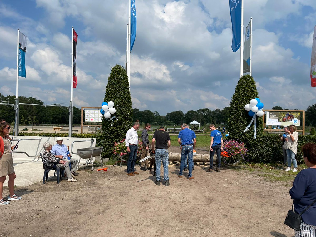 Het LEADER-project Eventing Experience Twente in Markelo is klaar! Gistermiddag was de opening en konden de vele aanwezigen het nieuwe eventingterrein voor het eerst bekijken. Meer over het project op: leaderzuidwesttwente.nl/projecten/even…  #LeaderZuidwestTwente #Netwerkplatteland #LEADERCLLD