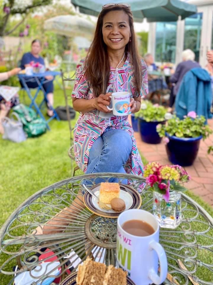 BheathRwickWI's tweet photo. Our President's garden party was the first face-to-face meeting for many of our members in such a long time and it was glorious (in spite of the downpour)! 🌈🌺

We left with smiles on our faces, joy in our hearts, cake in our tummies and serious garden envy. 🍰🌹🥰 https://t.co/7N9Rb0diJq