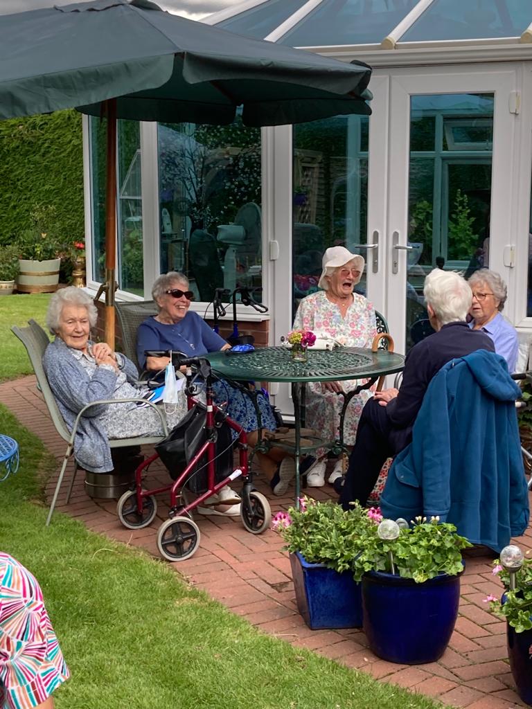 BheathRwickWI's tweet photo. Our President's garden party was the first face-to-face meeting for many of our members in such a long time and it was glorious (in spite of the downpour)! 🌈🌺

We left with smiles on our faces, joy in our hearts, cake in our tummies and serious garden envy. 🍰🌹🥰 https://t.co/7N9Rb0diJq