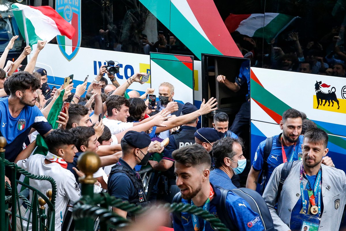 #Azzurri 🇮🇹 🏆 👑 The Champions of Europe have arrived back in #Rome 🇪🇺 #VivoAzzurro #EURO2020