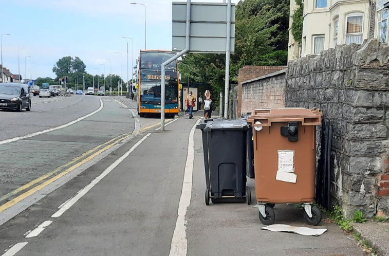 EmAppears's tweet image. It's @livingstreets #CutTheClutter week, starting today. From today we're asking you to share your grief about unnecessary clutter in our streets, whether it's guardrailings, overgrown hedges, redundant signage or poorly placed cycle stands. livingstreets.org.uk/get-involved/c…