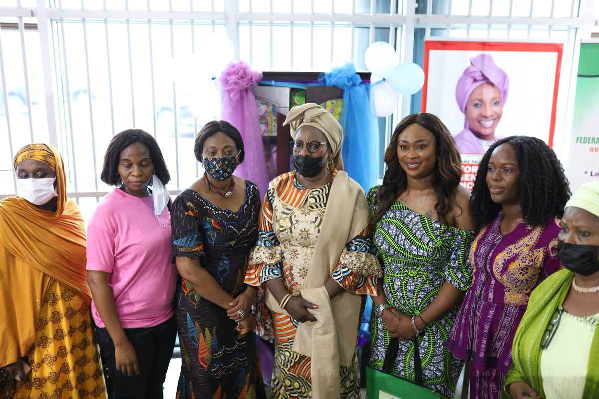 PDICHng's tweet photo. @PDICHng E.D @NasEbiere presenting PDICH Eco-friendly Disposable Pad initiative tothe minister @FMWA_ng HerExcellency @PaulineKTallen She stressed that the initiative willpromote Menstrual Health &amp; Hygiene for women&amp; girls &amp;reduce #periodpoverty inNigeria
#pdich
#mondaythoughts https://t.co/CR7v2kxc9U