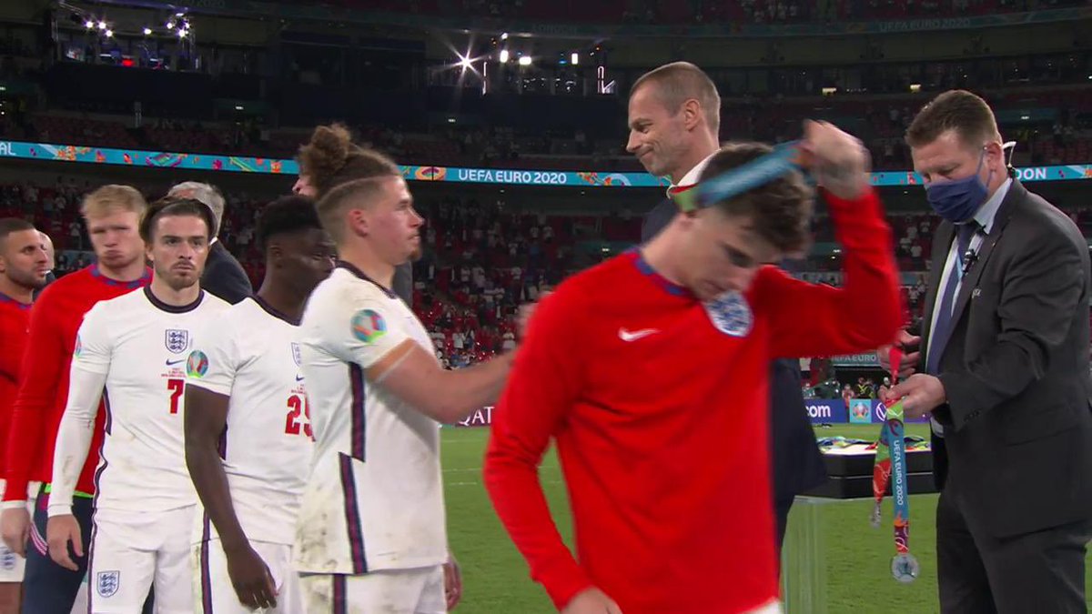 ¿Subcampeones de Europa y se quitan la medalla?
Me parece una falta de respeto ENORME. 
Unas veces se gana y otras se “pierde”. Estaría bien que alguien le enseñara a este equipo a gestionarlo. 
#EURO2020