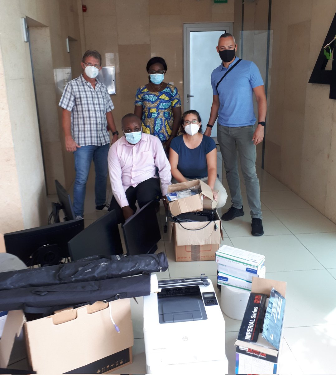 La Embajada de Alemania en Malabo se despide de #GuineaEcuatorial realizando una última donación de odenadores e impresoras al Seminario de Banapa de los Claretianos.