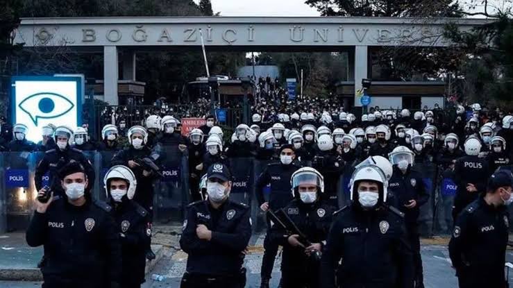 kartalmustip1's tweet photo. Güvenlik güçleriyle Üniversite girişlerini değil #SınırlarıKapat #ülkemdemülteciistemiyorum https://t.co/EhWCYs4NJP