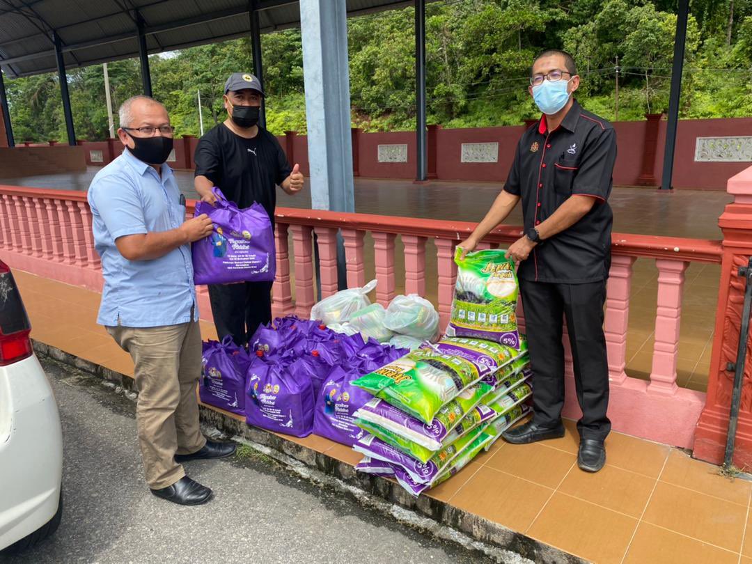 IsmailSaid087's tweet photo. Hari ini serahan food basket kepada Pengerusi JKKK untuk diagih kepada anak buah yg perlu dibantu di kg masing2. Mcm biasa buat secara drive thru..terimakasih Tok2 Penghulu dan Tok4 semua ye.
#p087kualakrau #p087cakna #pemulih2021 #teamdsims https://t.co/BEd9QeYoRT