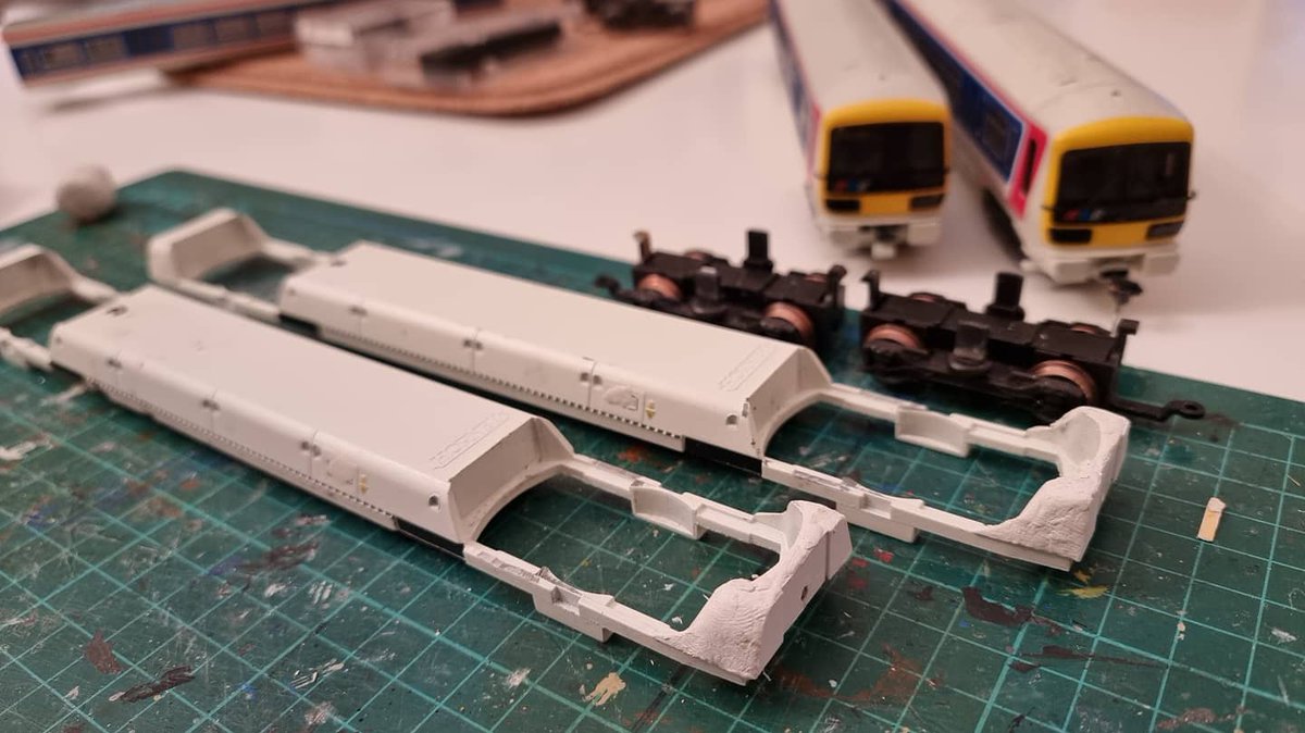 PdannyH's tweet image. #WhatsOnTheWorkbench - and in other news... progressong on #Class465. Repainted driving vehicles to match trailers is almost done. Removed destination decals from glazing &amp;amp; used the stickers provided behind the glass + filled chassis skirting ends #TMRGUK #VariousMultipleUnits