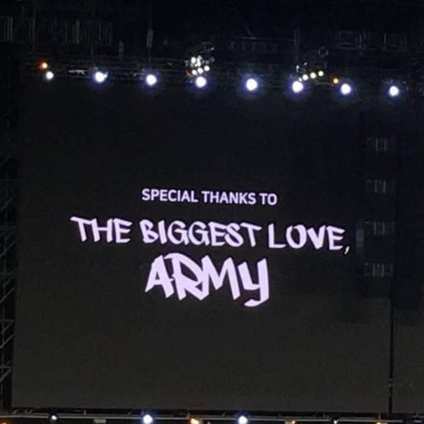 seokjinedzone's tweet photo. bts' love for armys is immeasurable ; a heartwarming thread https://t.co/ylq0KUvu8E