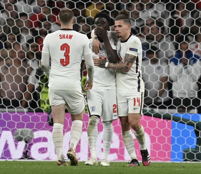 The first to run up to ⁦⁦<a href="/BukayoSaka87/">Bukayo Saka</a>⁩ and consoled him , what a leader and what a majestic tournament ⁦<a href="/Kalvinphillips/">Kalvin Phillips</a>⁩ you have had !!! Congratulations to you ⁦<a href="/LukeShaw23/">Luke Shaw</a>⁩ happy birthday 🥳