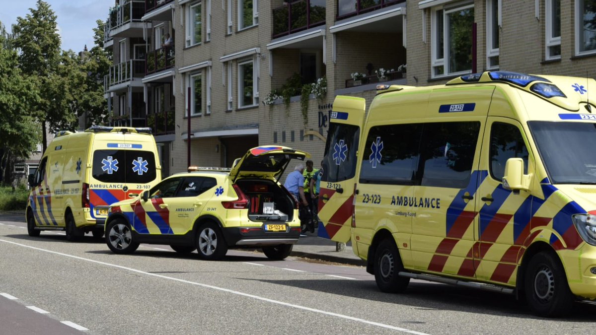 Twee fietsers zijn vanochtend gewond geraakt bij een verkeersongeval op de Sint Urbanusweg in Venlo.