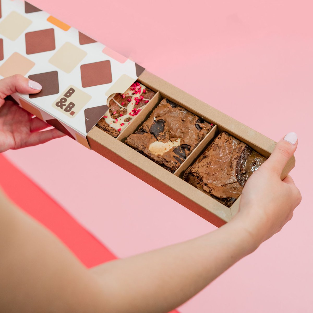 ArrowFreshUK's tweet photo. Something sweet to hit the spot... @brownnblond brownies are a great choice, especially if you need to get someone something for a special occasion. Our Brown &amp; Blond gift box is a perfect choice, whether you're celebrating a birthday or anniversary... https://t.co/1aZeoS2YQ9 https://t.co/p1gmZNacqQ