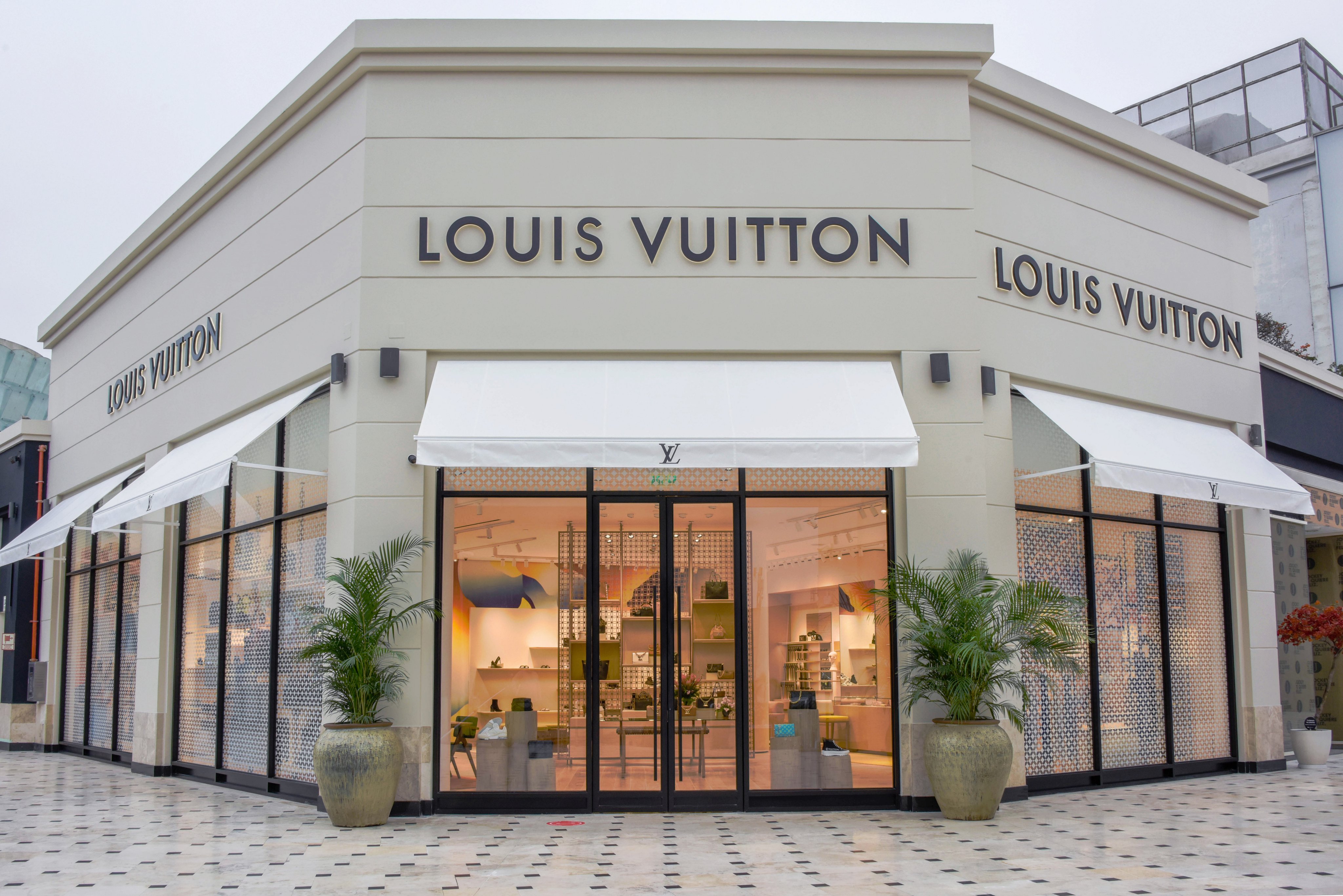 Louis Vuitton on X: #LouisVuitton comes to Lima. The Maison's first-ever  store in Peru is now open at Jockey Plaza featuring the latest collections,  including leather goods, accessories, and shoes. Find out