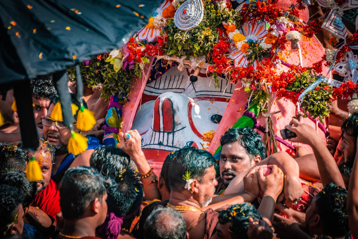 oyeitsavi_'s tweet photo. Lord Shree Balabhadra is moving to Taladhwaja "Ratha" in "Dhadi Pahandi" procession with the rhythms of traditional instruments.

#JaiJagannatha #RathaJatra21 https://t.co/F8LIlIUlgM