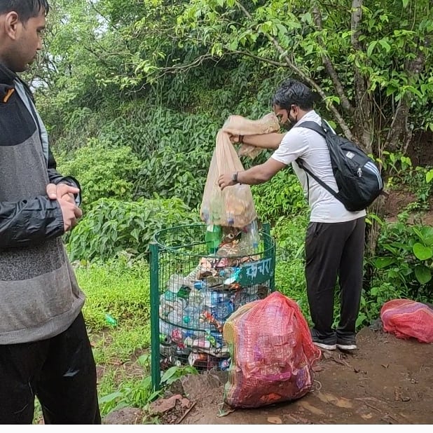 EnvironmentLife's tweet photo. Trek it easy with responsibility.
Our team as usual doing wonderful work towards environment protection, while return journey plugged 3 bags of thrash from the trekking routes.

Carry your trash along with you&amp; dispose into dustbin wherever available.

@maha_tourism @AUThackeray https://t.co/HOuMAWnz5m