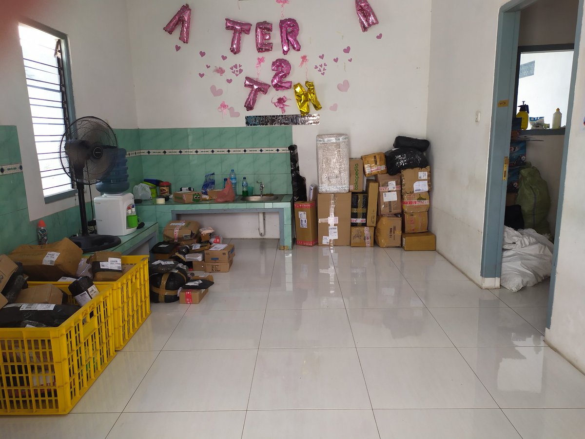 dhienmohammed's tweet photo. Menyesal memilih @anteraja_id, disamperin ke depo, katanya sdh dibawa kurir, sore hr di aplikasi muncul tertunda masalah operasional. 👎🏿 https://t.co/gHeDdHLm9b