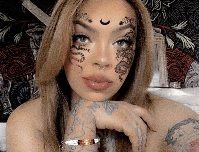Sorry mom I&rsquo;m ready for a face tattoo 🙃 https://t.co/i4to4wJS9u<a href="/tag/alien"class="tags"><span>#alien</span></a><a href="/tag/moneyhoney"class="tags"><span>#moneyhoney</span></a>