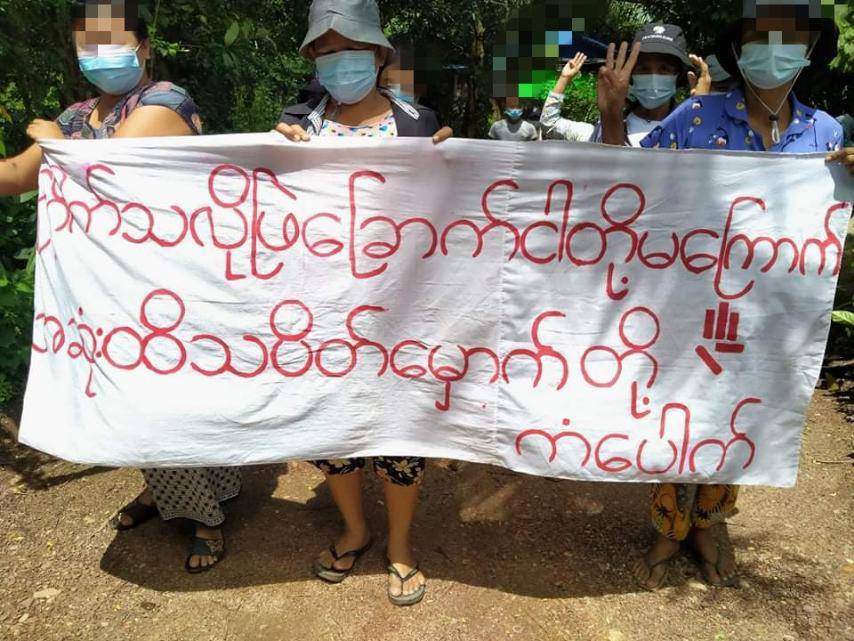 Myanmar_Now_Eng's tweet photo. Residents of Kanpauk area in Dawei, Tanintharyi, held a protest against Myanmar's military junta this afternoon (Jul 12), urging people to both wear masks to protect themselves and others from COVID-19 and to keep fighting the coup regime. 

Photos: CJ 

#WhatsHappeningInMyanmar https://t.co/5ESrfDwxFT