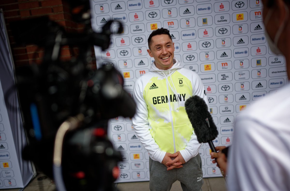 Andreas Toba (@andreas_toba) on Twitter photo Hier könnt ihr eure Stimme abgeben,
zur Wahl des Fahnenträgers bei den diesjährigen Olympischen Spielen 🤩
Danke schonmal im Voraus für die Stimmen 🙏🏻
Hier der Link :
teamdeutschland.de/fahnentraeger-…
<a href="/dtb_online/">Deutscher Turner-Bund</a>
<a href="/TeamD/">Team Deutschland</a> Hier könnt ihr eure Stimme abgeben,
zur Wahl des Fahnenträgers bei den diesjährigen Olympischen Spielen 🤩
Danke schonmal im Voraus für die Stimmen 🙏🏻
Hier der Link :
teamdeutschland.de/fahnentraeger-…
<a href="/dtb_online/">Deutscher Turner-Bund</a>
<a href="/TeamD/">Team Deutschland</a>