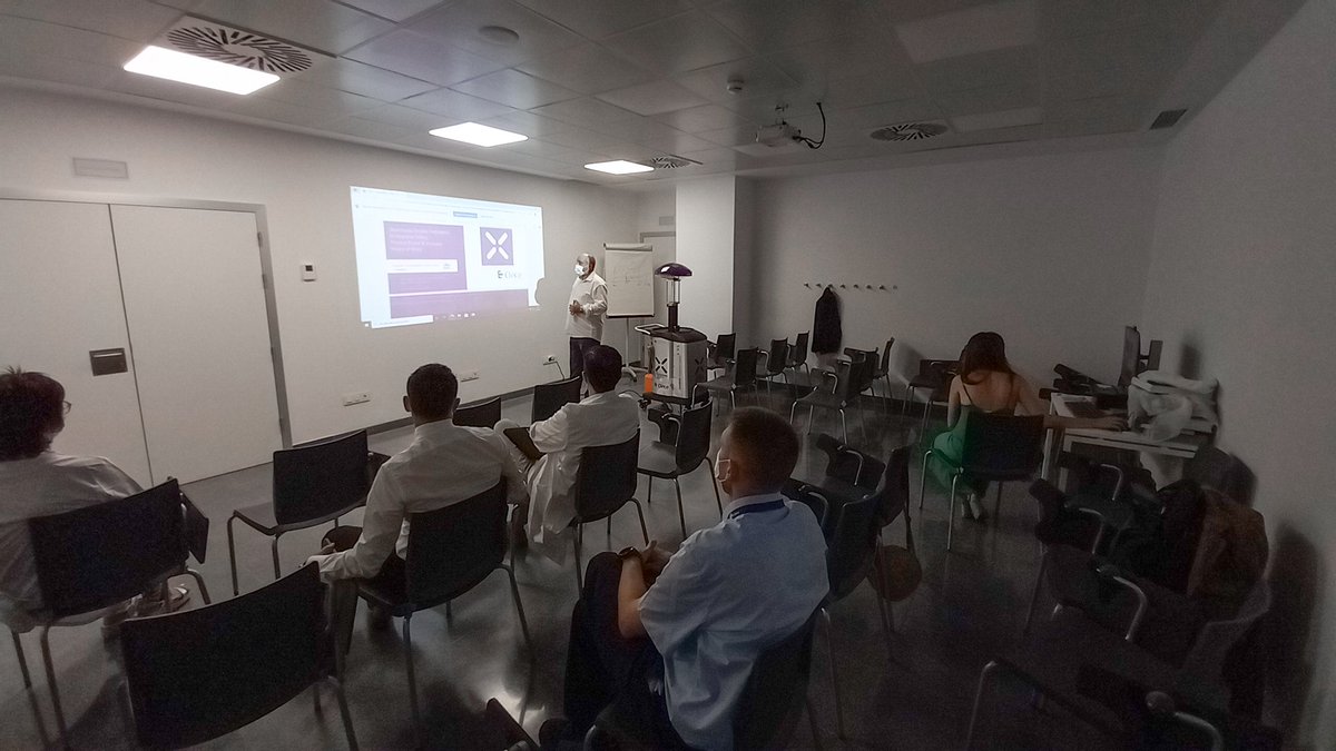 mariapalvear's tweet photo. Desde @TorrecardenasHU conocemos a Aníbal, el robot de #desinfección con luz pulsada que mata el 99,9% de los virus. @DiegoJavierAlv9 nos da una charla junto al equipo de #medicina preventiva. @Clece_ #XENEXbyClece https://t.co/6swx57BWO1