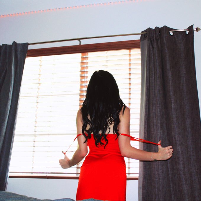 Retweet this if you prefer no dress 🥵 https://t.co/PpiMbrD6WE