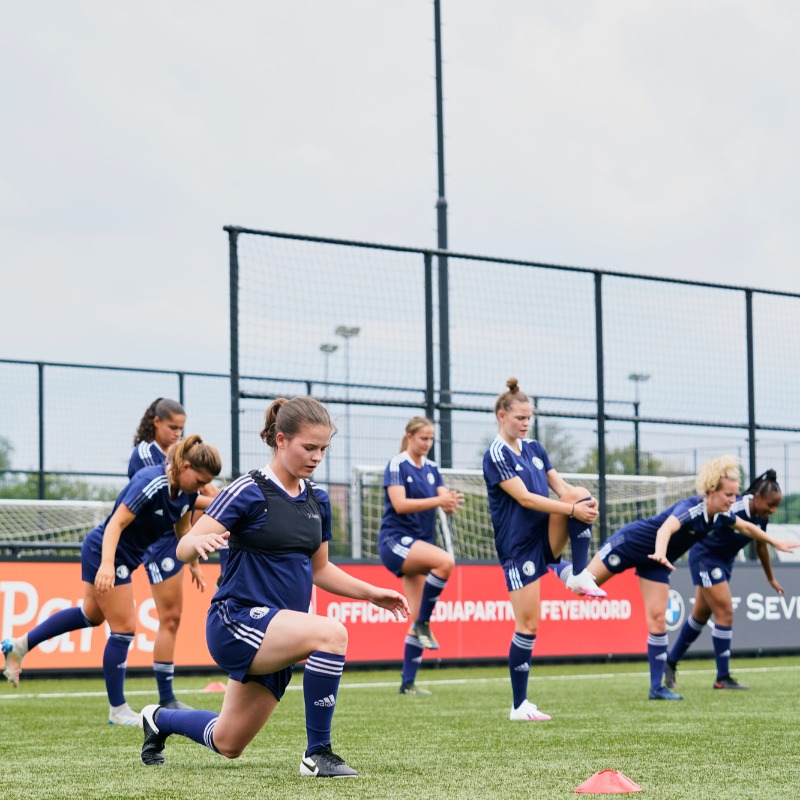 Feyenoord's tweet photo. Start van het debuutseizoen ✔️

Feyenoord Vrouwen 1 werkte vandaag de eerste training af op Varkenoord:

#WeKomenEraan