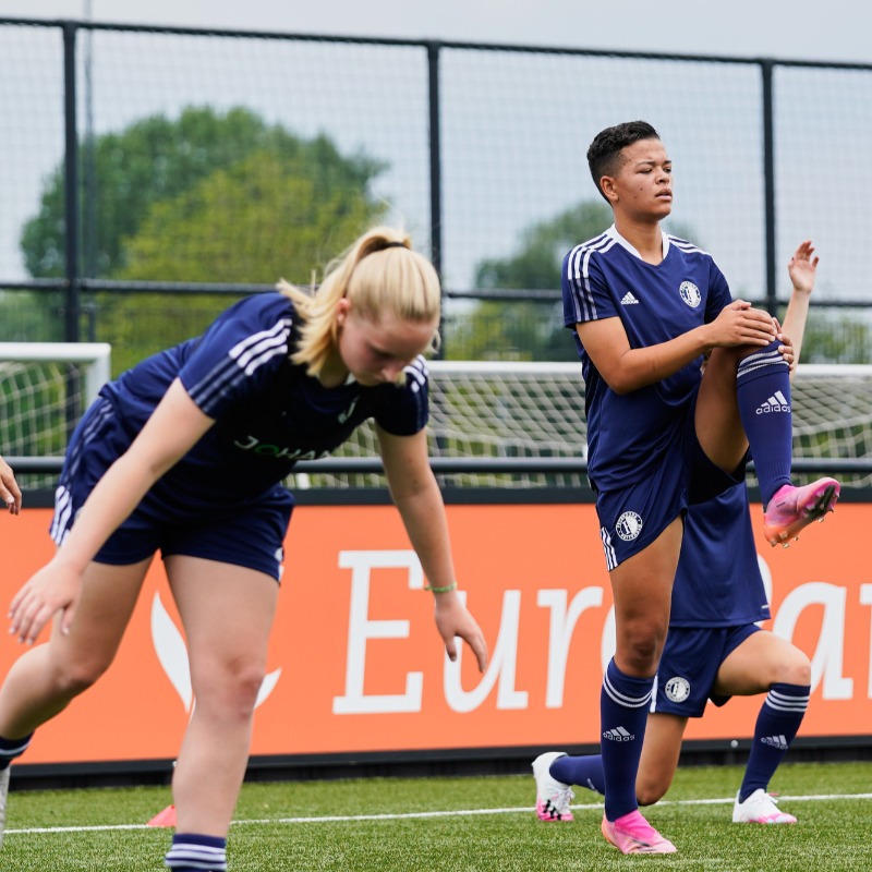 Feyenoord's tweet photo. Start van het debuutseizoen ✔️

Feyenoord Vrouwen 1 werkte vandaag de eerste training af op Varkenoord:

#WeKomenEraan