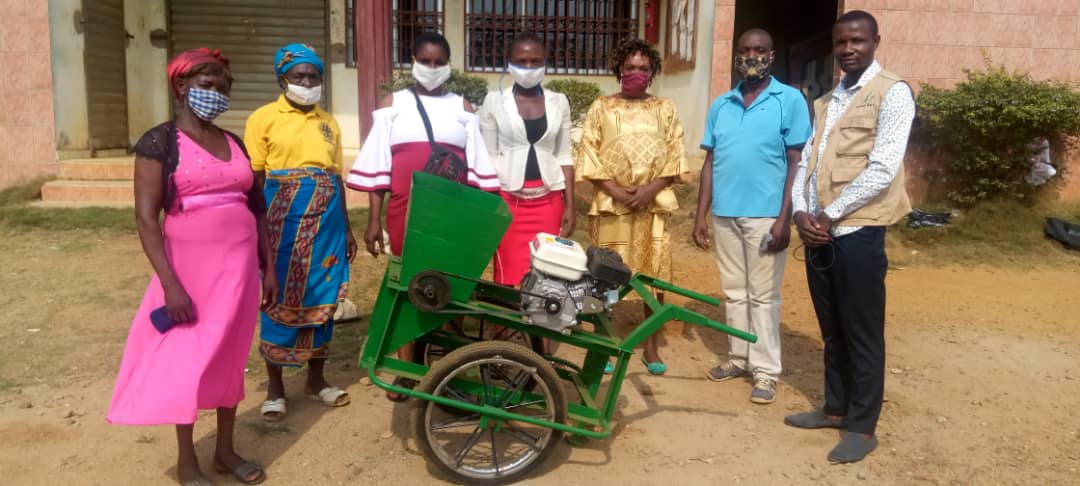 Reachoutreo's tweet photo. Integrating inclusive methods 4 early recovery including economic empowerment of communities &amp; women is key to preventing conflicts.
Handing over of a cassava processing machine 2 the progressive farmers group in #Lipenja #ndiandivision 
#buildingbridgesofpeace 
#ManosUnidas https://t.co/dItR2Msa6D