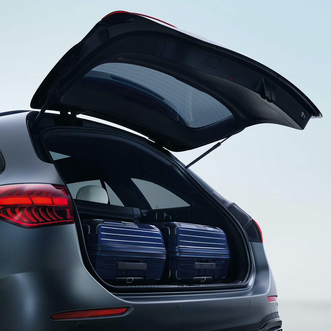 MercedesBenz_DE's tweet photo. Im neuen #CKlasse #TModell wird das Be- und Entladen noch komfortabler: Je nach Bedarf können die Sitze umgeklappt und die Heckklappe mit der EASY-PACK-Technologie ganz einfach per Knopfdruck geöffnet und geschlossen werden.

Mehr dazu hier. 
▶️ https://t.co/YNcUeO3aiB https://t.co/AUlQ59LGVn